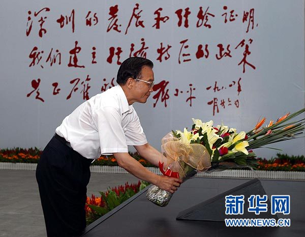 全國(guó)各地民眾赴廣安 紀(jì)念小平同志誕辰106周年