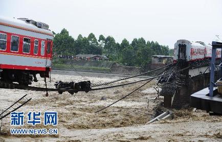 鐵道部表彰救援有功的墜江K165次列車先進(jìn)集體及個(gè)人