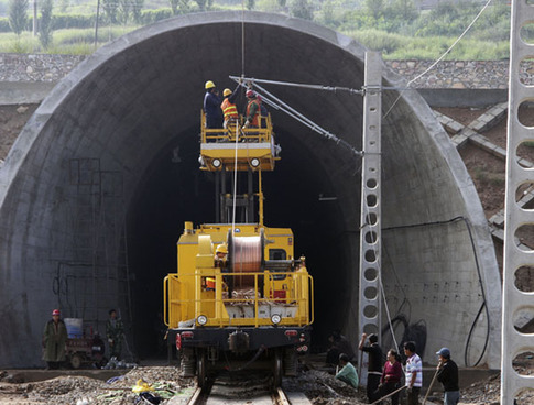 太中銀鐵路呂梁山隧道接觸網(wǎng)導(dǎo)線全部貫通