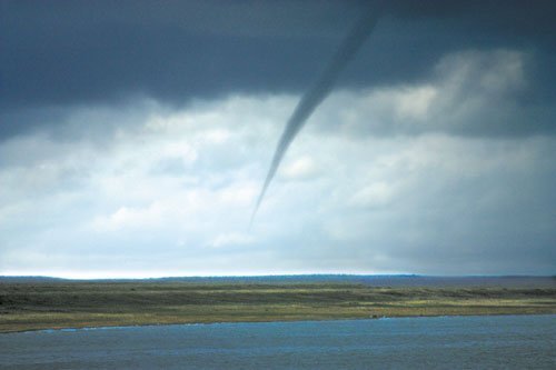 青海湖一天內(nèi)兩次出現(xiàn)龍吸水奇觀(圖)