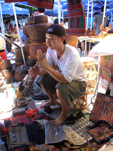 ?？诨B一條街：?？谑詹亟灰讋e具特色