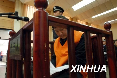 新華調(diào)查:1個貪官與70多個開發(fā)商