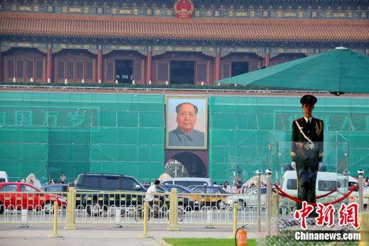 揭秘巨型“花”如何綻放 天安門“補(bǔ)妝”迎國(guó)慶