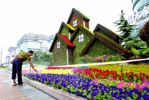 揭秘巨型“花”如何綻放 天安門“補(bǔ)妝”迎國(guó)慶