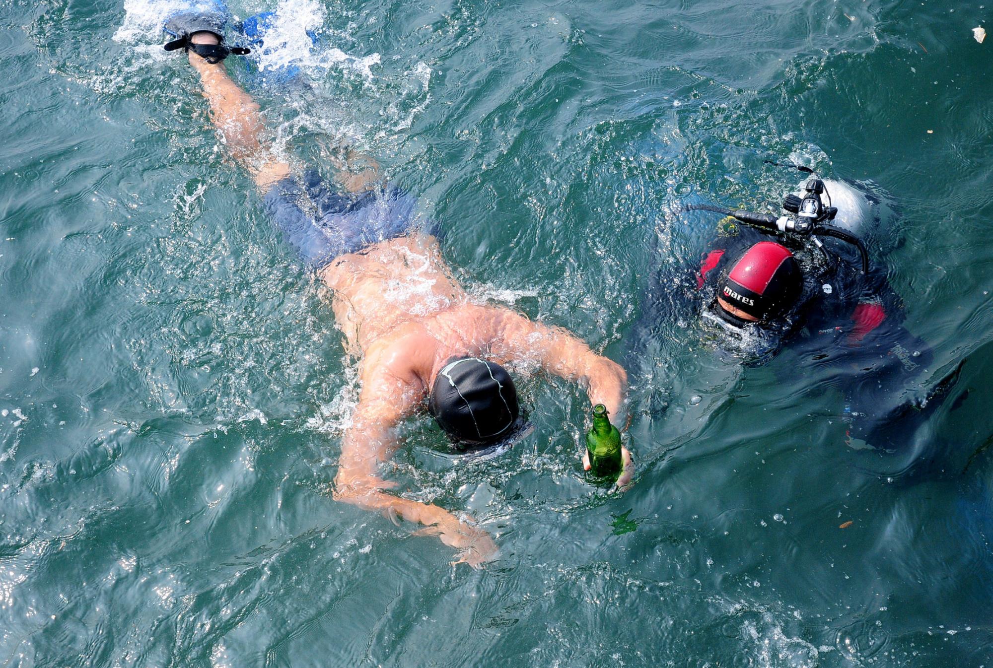 環(huán)保志愿者海底清垃圾