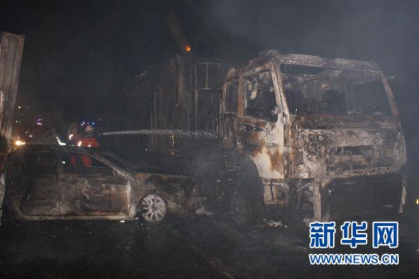 沈海高速多車連環(huán)相撞起火致交通擁堵7小時