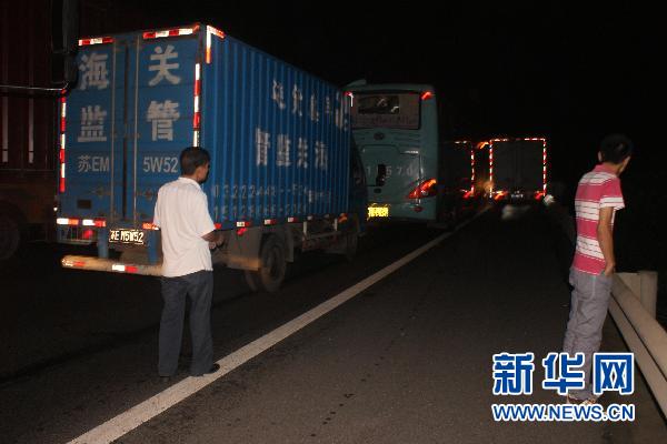 沈海高速多車連環(huán)相撞起火致交通擁堵7小時(shí)