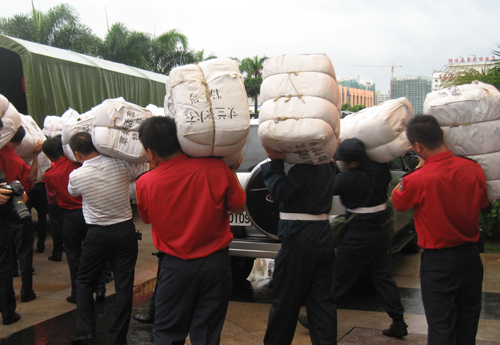 海航集團(tuán)向海南暴雨災(zāi)區(qū)捐贈(zèng)救援物資