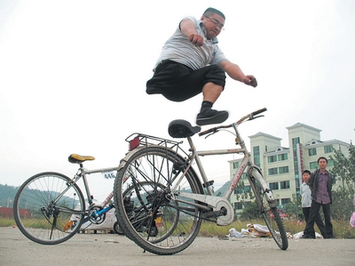 騎車絕技折服眾人 傲腿哥單腿娶得美人歸