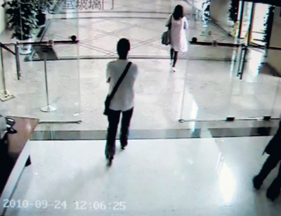 取款13萬(wàn)出門(mén)即搶 帶著錄像截圖找出劫匪