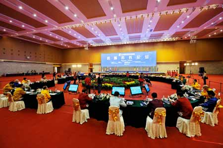 名城會(huì)舉辦市長(zhǎng)論壇 中外40余市長(zhǎng)簽“南京宣言”