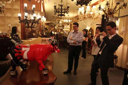 “亞洲主流媒體看廣東”參觀古鎮(zhèn)時(shí)代燈飾廣場(chǎng)