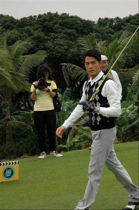 ?？谟^瀾湖首創(chuàng)明星與職業(yè)球手高爾夫配對(duì)賽