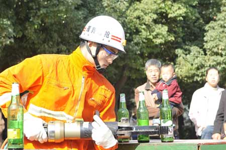 南陽(yáng)消防絕活進(jìn)社區(qū)(多圖)