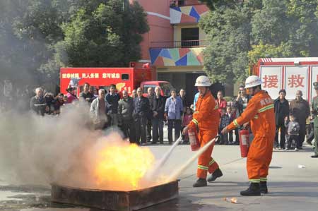 南陽(yáng)消防絕活進(jìn)社區(qū)(多圖)