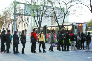 乘客文明排隊(duì)候車(chē)