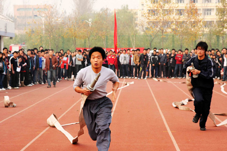 消防演練走進(jìn)校園 中原工學(xué)院學(xué)生體驗(yàn)避險(xiǎn)自救