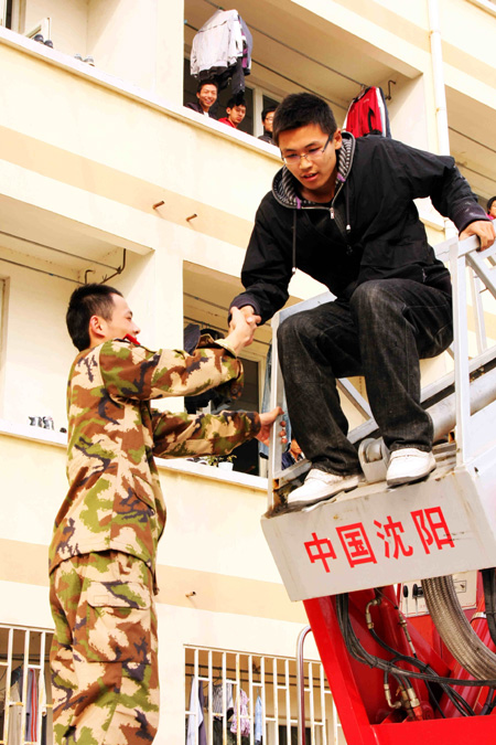 消防演練走進(jìn)校園 中原工學(xué)院學(xué)生體驗(yàn)避險(xiǎn)自救