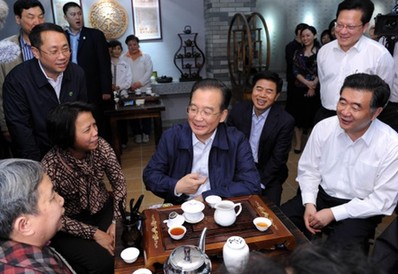 溫家寶赴廣州珠??疾炝私饨?jīng)濟(jì)社會(huì)發(fā)展情況