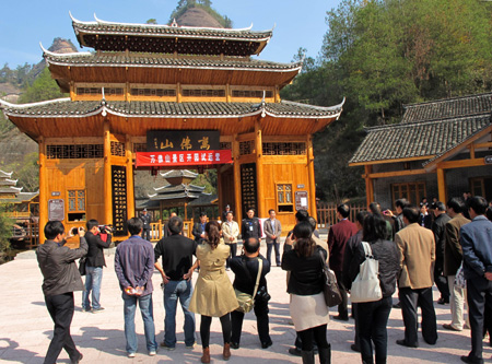 通道縣萬(wàn)佛山景區(qū)開園試運(yùn)營(yíng)