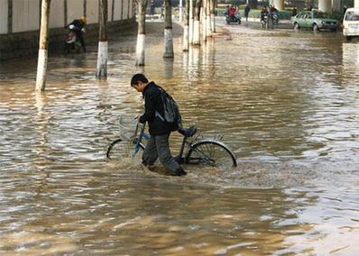 鄭州水廠主管道發(fā)生爆裂 西南部停水80萬人受影響