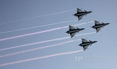 珠海航展精彩瞬間：殲10戰(zhàn)機(jī)上演“空中芭蕾”