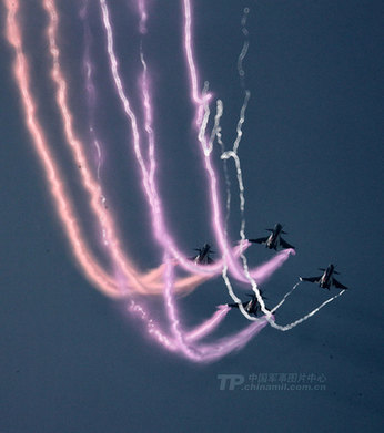 珠海航展精彩瞬間：殲10戰(zhàn)機上演“空中芭蕾”