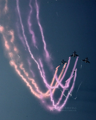 珠海航展精彩瞬間：殲10戰(zhàn)機(jī)上演“空中芭蕾”