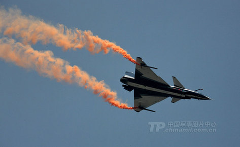 珠海航展精彩瞬間：殲10戰(zhàn)機上演“空中芭蕾”