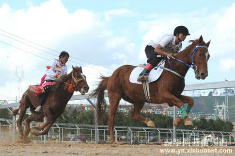 云南少數(shù)民族傳統(tǒng)體育運(yùn)動(dòng)會(huì)賽馬比賽舉行