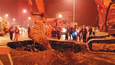 北京西三環(huán)主路塌陷(組圖)