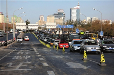 北京西三環(huán)主路塌陷(組圖)