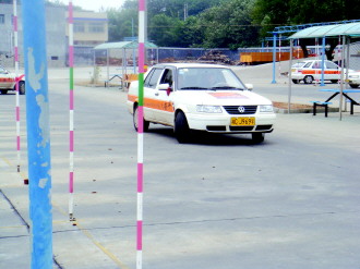 駕照直考遇尷尬:通過(guò)率極低 紅頭文件被掀翻