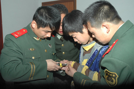 周口12歲男孩被戒指卡手