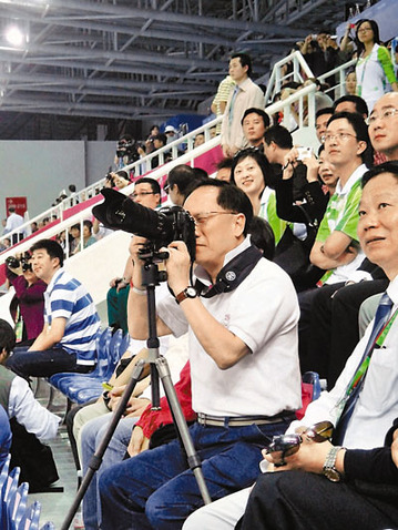 港特首曾蔭權(quán)化身攝影“發(fā)燒友”狂拍亞運(yùn)(圖)
