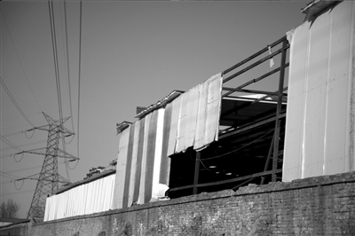 北京遭遇8級大風(fēng)吹襲 數(shù)百平米屋頂被掀翻