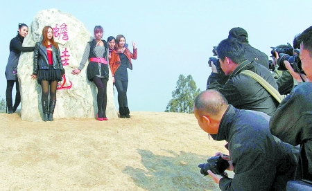 5名女模許慎墓內(nèi)拍照遇阻 限制衣著后被放行(圖)