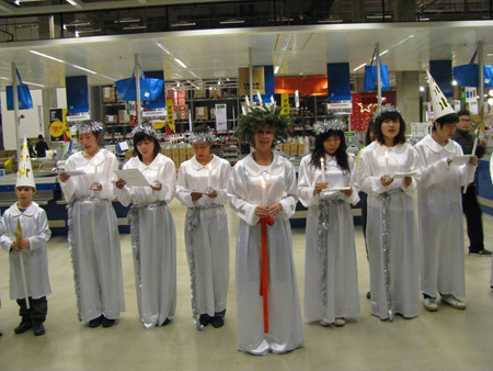 瑞典傳統(tǒng)節(jié)日圣·露西亞節(jié)活動在沈陽宜家舉行