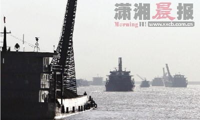 運沙船打橫堵塞航道 百條運輸船滯留東洞庭湖