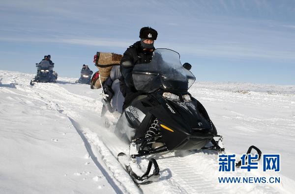 新疆阿勒泰為被困農(nóng)牧民送物資