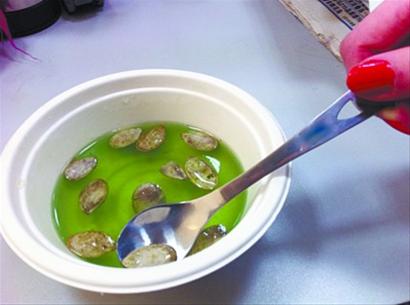 沈陽(yáng)市場(chǎng)部分“綠茶”瓜子是色素泡出來(lái)的