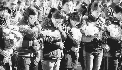 復(fù)旦黃山獲救學(xué)生拜訪遇難民警父母 集體喊爸媽