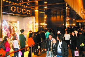 “零負(fù)團(tuán)費(fèi)”屢屢橫行 港澳購物游何時能降溫？