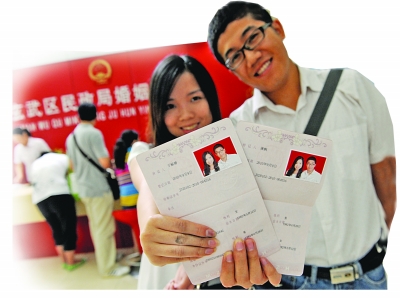 民政部擬推“婚禮式頒證” 改變“輕登記、重婚宴”