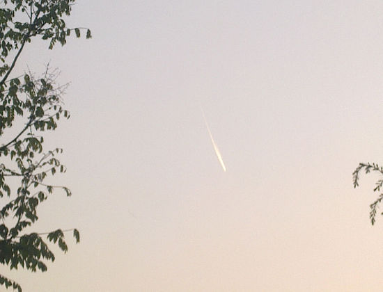 南京上空發(fā)現(xiàn)不明飛行物 專家稱是飛機尾跡凝結(jié)帶