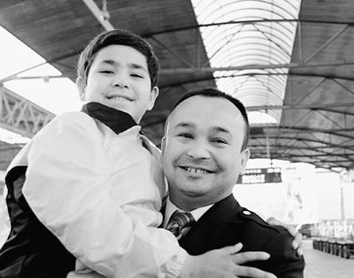 昨晚首個(gè)新疆籍流浪兒回家