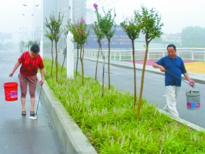 商丘城管局副局長(zhǎng)攜妻子晨練撿垃圾 被稱