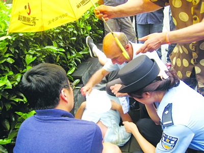 老人在鬧市暈倒無人施救 路過意大利醫(yī)生下車救人