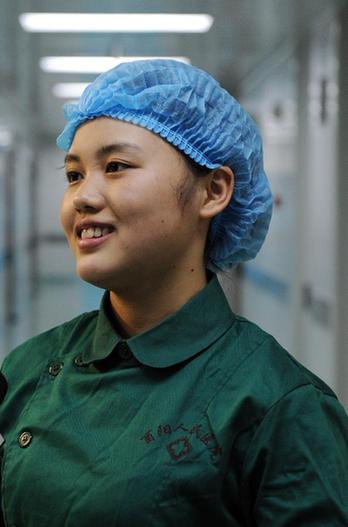 “90后”護(hù)士跪地施救溺水老人被贊“最美女孩”