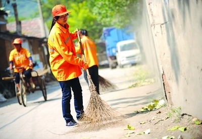 女生掃馬路掙學(xué)費(fèi)為父母分憂 官員送鋼琴幫圓夢(mèng)